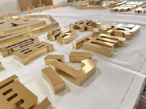 东至拉丝不锈钢字的特点。